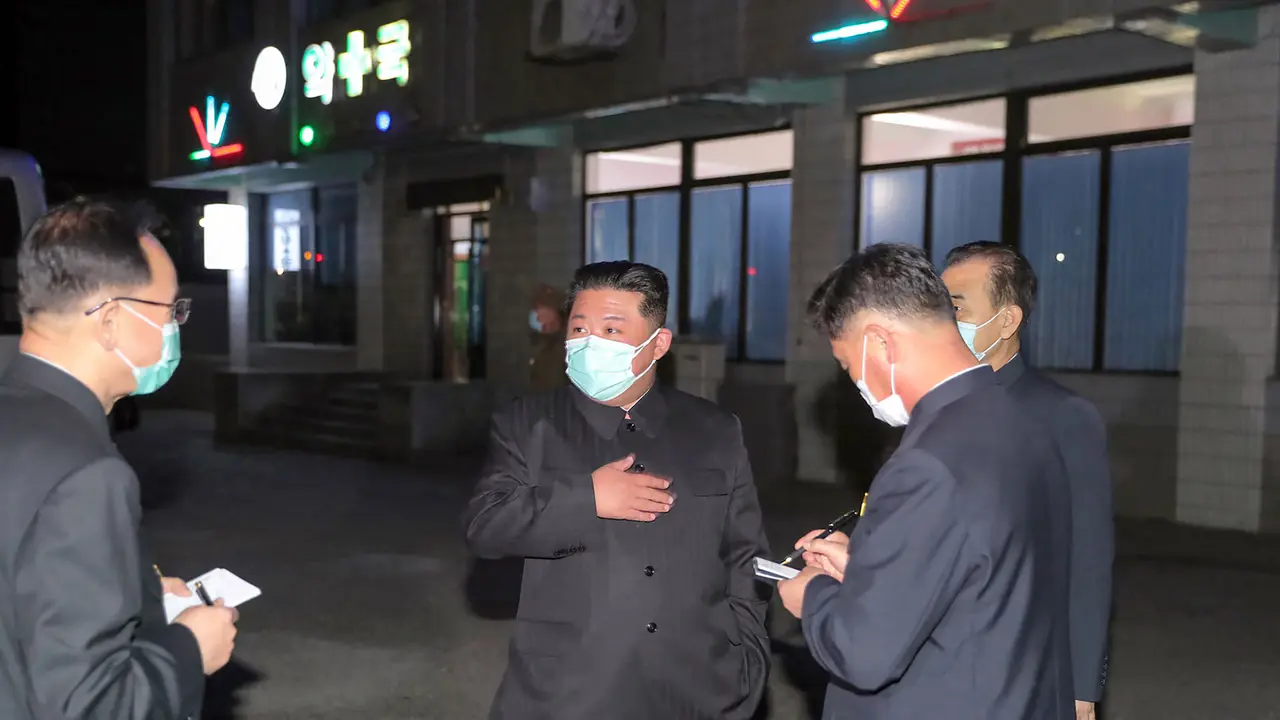 Korea Utara Dilanda COVID-19, Kim Jong-un Sidak ke Apotek