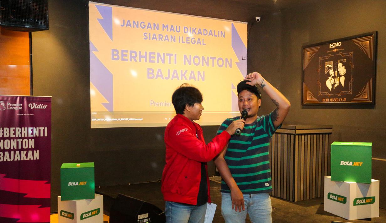 <p>Seorang penonton menjawab kuis pada acara Roaring Night antara Manchester United melawan West Ham yang berlangsung di Fomo Bar, Melawai, Jakarta, Minggu (04/02/2024) malam WIB. (Bola.com/Bagaskara Lazuardi)</p>