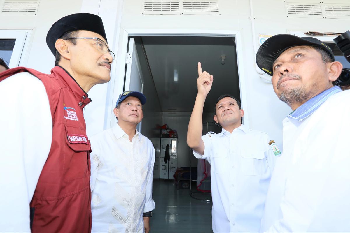 Kasatgas PRR Pascabencana Sumatera Tito Karnavian dan Mensos Gus Ipul meninjau hunian sementara