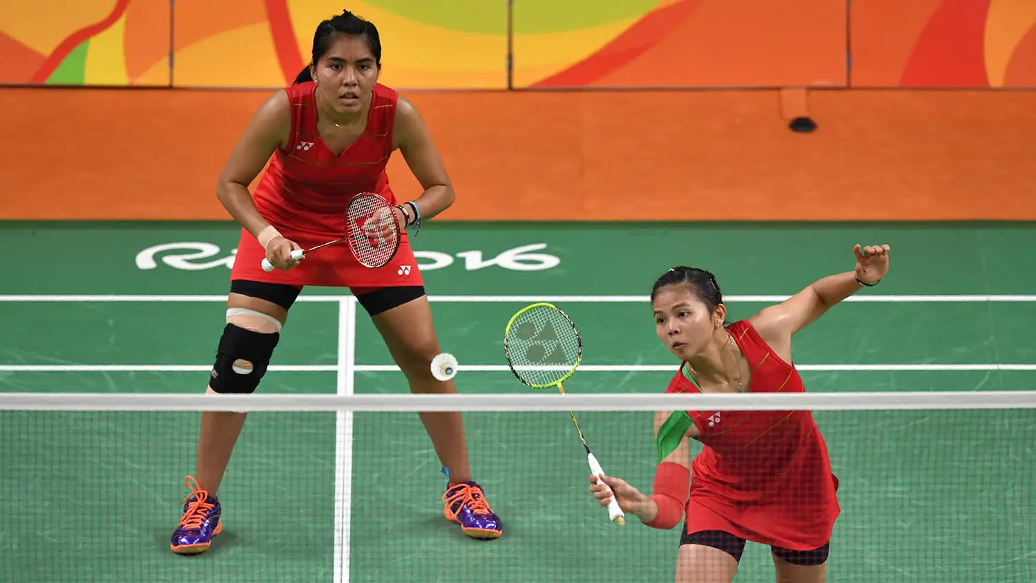 Pasangan Greysia Polii/Nitya Krishinda Maheswari meraih medali emas di Asian Games 2014. (AFP/Ed Jones)