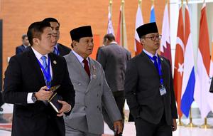 Presiden Prabowo Subianto bersama Sekretaris Kabinet (Seskab) Letkol Teddy Indra Wijaya dan Menteri Luar Negeri Sugiono (Istimewa)