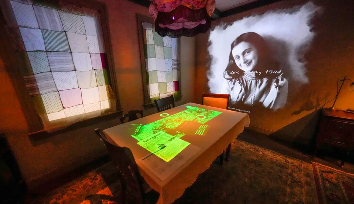 Potret Anne Frank adalah bagian dari replika rumah di Amsterdam tempat dia bersembunyi sebagai bagian dari pembukaan paviliun baru di Museum Nasional Perang Dunia II di New Orleans, Amerika Serikat, Selasa (31/10/2023). (AP Photo/Gerald Herbert)