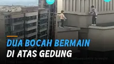 Sebuah video dua orang bocah laki-laki asyik bermain di sebuah atap gedung tinggi di China.