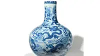 Vas porselen Cina yang diyakini sebagai artefak laku Rp116,3 miliar. (Dok: Twitter OsenatSVV Liputan6.com dyah pamela)