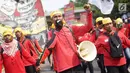 Massa aksi yang tergabung dari elemen mahasiswa, buruh, dan pelajar berorasi dalam aksi unjuk rasa di depan Gedung DPR RI, Jakarta, Senin (30/9/2019). Aksi unjuk rasa tersebut menyikapi penolakan terhadap UU KPK dan sejumlah RUU yang dinilai bermasalah. (Liputan6.com/Immanuel Antonius)