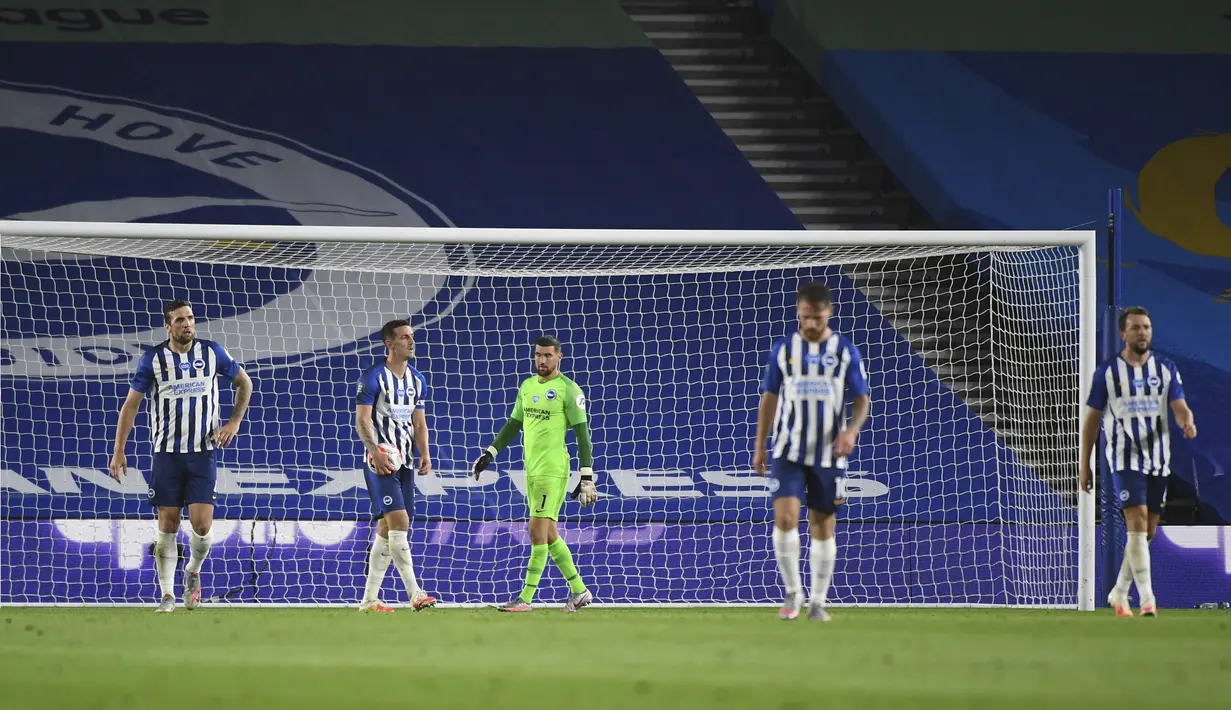Pemain Brighton bereaksi setelah gol ketiga Manchester United bersarang ke gawang mereka pada pertandingan Premier League di Stadion AMEX, Brighton, Inggris, Selasa (30/6/2020). Manchester United menang 3-0 dengan dua gol dicetak Bruno Fernandes. (Andy Rain/Pool via AP)