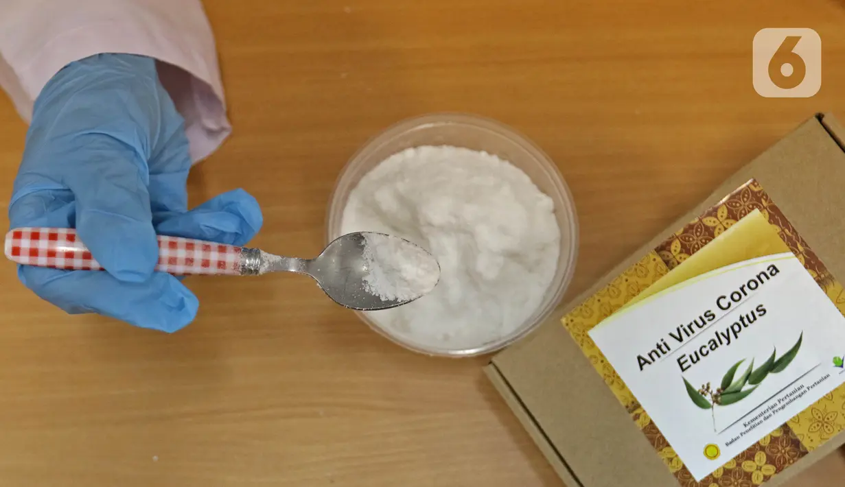 Pekerja lab menaruh serbuk hasil pengolahan laboratorium nano teknologi di balai penelitian dan pengembangan Kementerian Pertanian, Bogor, Jawa Barat, Selasa (7/7/2020). (Liputan6.com/Herman Zakharia)