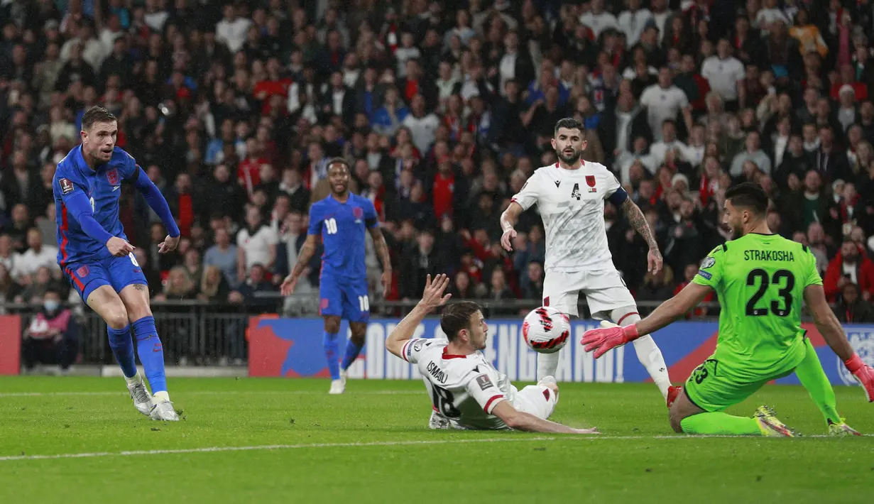 Sepuluh menit berselang giliran Harry Kane yang menyediakan umpan untuk gol yang diciptakan oleh Jordan Henderson (kiri). Kapten Liverpool tersebut sukses memperlebar keunggulan menjadi 3-0. (AP/Ian Walton)