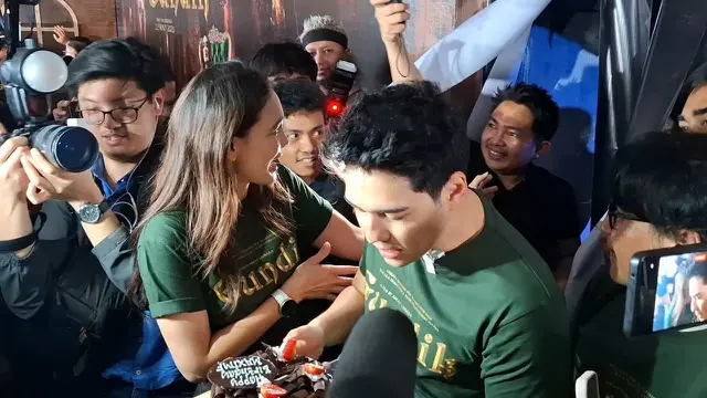 Momen Maxime Bouttier Dapat Kejutan Ultah dari Luna Maya di Tengah Promo Film Gundik. (M Altaf Jauhar/ Liputan6.com)