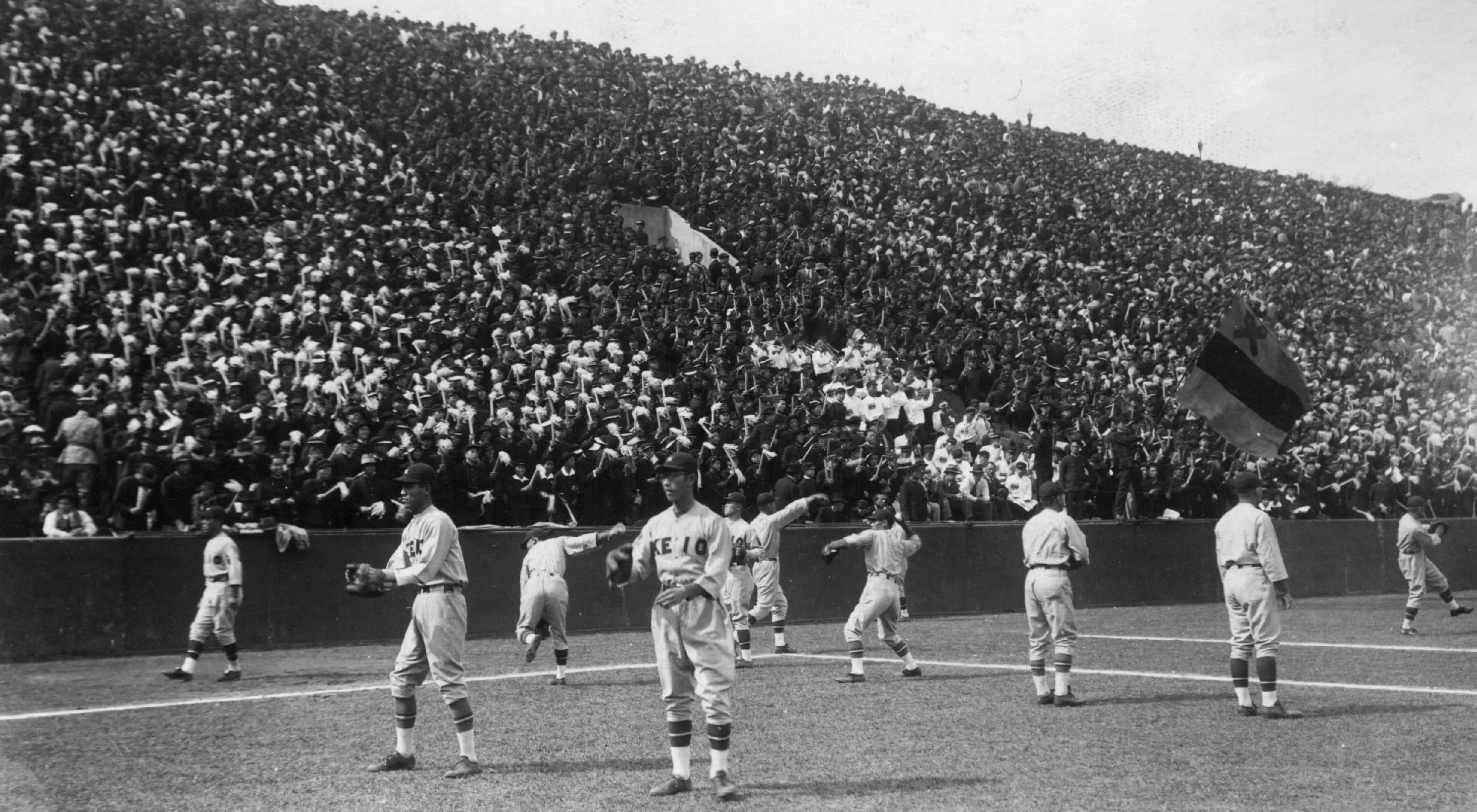 Tim baseball asal Jepang, Keio, saat sedang melakukan pemanasan sebelum melawan Waneda, di Meiji Shrine Diamond Stadium, pada 1950-an. (Japan Times). 