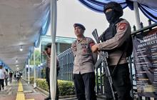 FOTO: Tri Hari Suci Paskah, Ratusan Polisi Perketat Keamanan Gereja Katedral Jakarta
