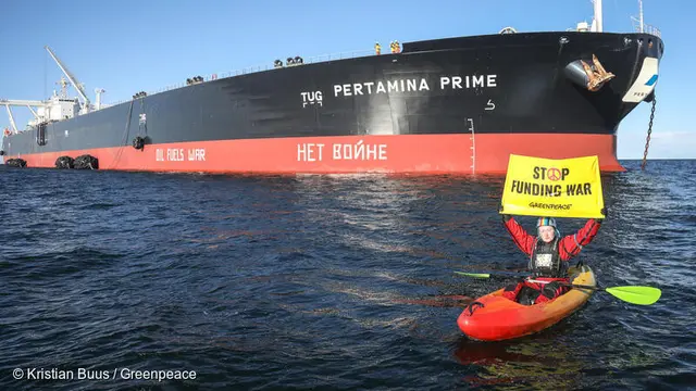 Kapal Pertamina dicegat aktivis lima negara akibat beli minyak Rusia.