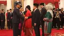 Marsekal Hadi Tjahjanto menerima ucapan selamat dari Wapres Jusuf Kalla usai upacara pelantikan sebagai Panglima TNI di Istana Negara, Jakarta, Jumat (8/12). Upacara dipimpin oleh Presiden Jokowi. (Liputan6.com/Angga Yuniar)