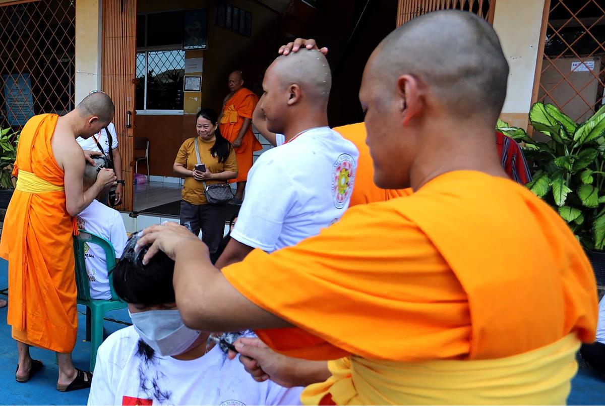 Calon Bikkhu cukur rambut jelang Pabbajja Samanera Sementara
