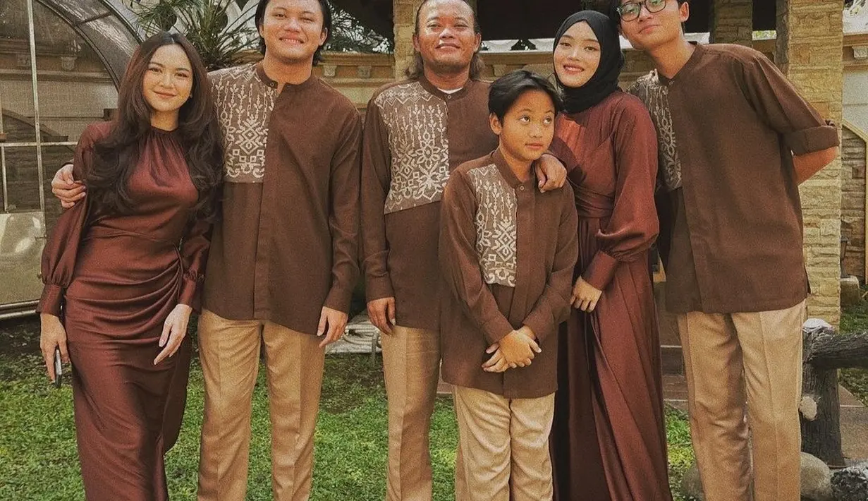 Ini bukan kali pertama Mahalini menemani sang kekasih yang sedang merayakan Hari Raya Idul Fitri. Tahun sebelumnya, dia juga sempat mendampingi pelantun Kesempurnaan Cinta