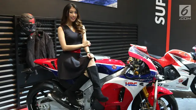 Deretan SPG Cantik Curi Perhatian Pengunjung IMOS 2018