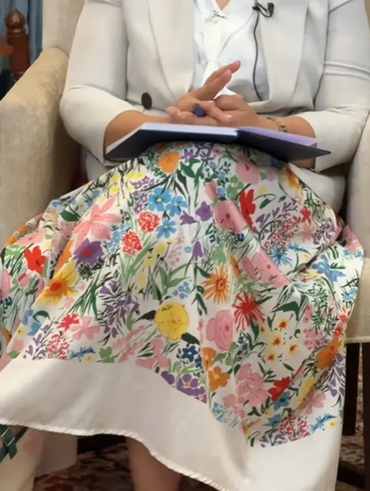 Yang lebih menarik, Retno Marsudi memadukan penampilannya dengan sebuah midi skirt bercorak bunga-bunga berwarna-warni yang tak kalah manis. [Foto: Instagram/retno_marsudi]