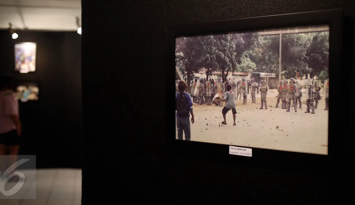 Sebuah foto dalam pameran fotografi Refleksi gerakan mahasiswa-Reformaai Tahun 1998 melawan kebangkitan orde baru di Galeri Cipta II, Jakarta, Senin (8/5). Pameran bertemakan " Melawan Kebangkitan Orde Baru ". (Liputan6.com/Johan Tallo)