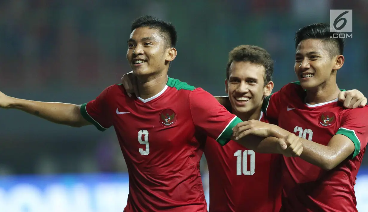 Pemain Timnas Indonesia U-19, M Rafli Mursalim (kiri) merayakan gol ke gawang Kamboja U-19 pada laga persahabatan di Stadion Patriot Candrabhaga, Bekasi, Rabu (4/10). Indonesia U-19 unggul 2-0. (Liputan6.com/Helmi Fithriansyah)