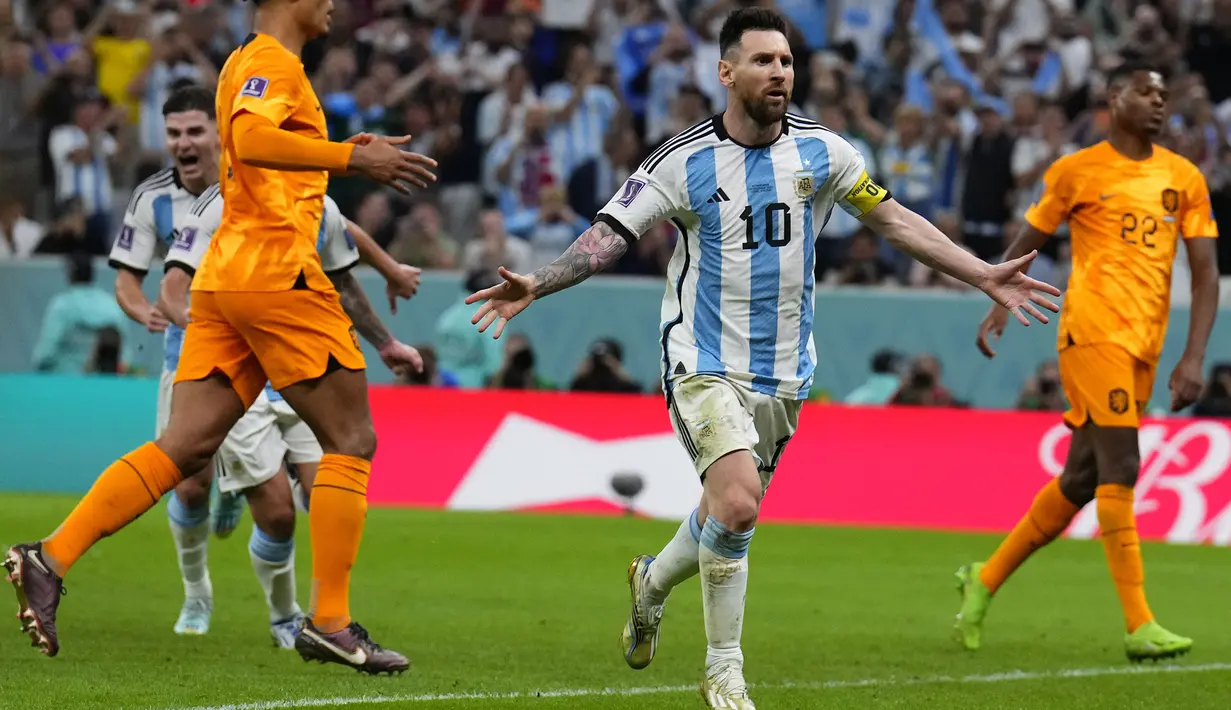 Pemain Argentina, Lionel Messi merayakan gol kedua timnya ke gawang Belanda yang dicetak melalui eksekusi tendangan penalti saat perempat final Piala Dunia 2022 yang berlangsung di Stadion Lusail, Jumat (09/12/2022) waktu setempat. Laga yang awalnya imbang 2-2 hingga extratime 2x15 menit, dimenangkan oleh Argentina pada babak adu penalti dengan skor 4-3. (AP/Natacha Pisarenko)