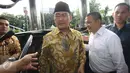 Ketua DKPP RI Jimly Asshiddiqie tiba untuk melakukan pertemuan dengan pimpinan KPK di Gedung KPK, Jakarta, Kamis (2/3). Kedatangan Jimly untuk beraudiensi terkait rencana diskusi pemberantasan korupsi ke depan. (Liputan6.com/Helmi Afandi)