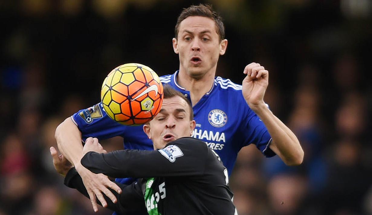 2. Gelandang Chelsea, Nemanja Matic, berebut bola dengan gelandang Stoke, Xherdan Shaqiri, pada laga Liga Premier Inggris di Stadion Stamford Bridge, Sabtu (5/3/2016). Kedua tim bermain imbang 1-1. (Reuters/Tony O'Brien)