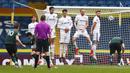 Striker Tottenham Hotspur, Harry Kane (kiri) melepaskan tendangan bebas ke gawang Leeds United dalam laga lanjutan Liga Inggris 2020/2021 pekan ke-35 di Elland Road, Leeds, Sabtu (8/5/2021). Tottenham kalah 1-3 dari Leeds. (AP/Jason Cairnduff/Pool)