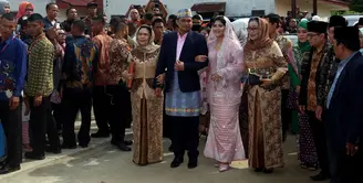 Setelah menggelar acara di Solo Jawa Tengah beberapa waktu lalu, Putri Presiden Jokowi, Kahiyang Ayu dan Bobby Nasution kembali menggelar acara di Medan. Tempat nenek moyang suaminya. Lantas seperti apa tanggapan warga Medan. (Deki Prayoga/Bintang.com)