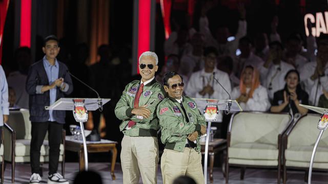 Pasangan capres-cawapres nomor urut 3 Ganjar Pranowo-Mahfud Md saat di lokasi debat capres 2024 pada Minggu (7/1/2024) yang digelar KPU di Istora Senayan, Jakarta.
