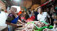 Menteri Perdagangan Zulkifli Hasan saat meninjau harga dan pasokan bahan pokok di Pasar Rawamangun, Jakarta Timur, Jakarta, Senin (3/4/2023). (Foto: Istimewa)