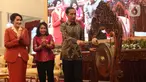 Presiden Joko Widodo (kanan) memukul gong untuk meresmikan pembukaan Kongres XXV Wanita Indonesia (KOWANI) di Istana Negara, Jakarta, Selasa (3/12/2019). Kongres membahas pemantapan strategi organisasi perempuan dalam menghadapi Revolusi Industri 4.0 dan masyarakat 5.0. (Liputan6.com/Angga Yuniar)