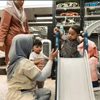 Tidak hanya gabung dengan geng Cendol, Aurel Hermansyah juga terlibat bersama geng Mamayu. Belum lama ini, geng yang terdiri dari beberapa artis mama muda itu kumpul bersama di rumah Aurel dan Atta Halilintar. Berikut potretnya. [Youtube/Aurelie Atta]