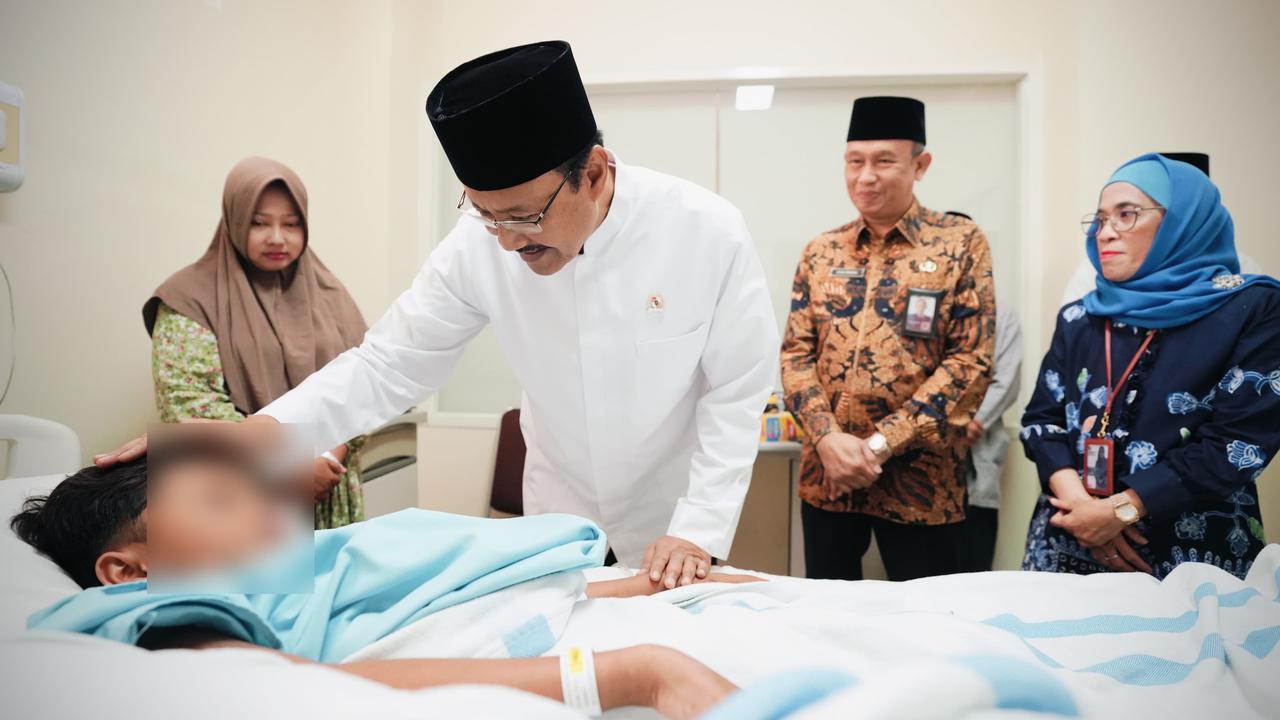Mensos Gus Ipul mengunjungi Syehlendra Haical Aditya, santri korban runtuhnya bangunan Pondok Pesantren Al-Khoziny Buduran, di RSUD R.T Notopuro, Sidoarjo
