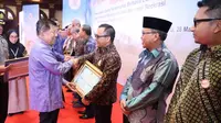 Wakil Presiden Jusuf Kalla didampingi Menteri Pendayagunaan Aparatur Negara dan Reformasi Birokrasi Syafruddin menyerahkan penghargaan kepada Bupati Banyuwangi Abdullah Azwar Anas.