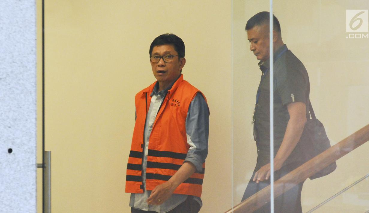 Wali Kota Batu nonaktif, Eddy Rumpoko meninggalkan gedung KPK usai menjalani pemeriksaan, Jakarta, Senin (25/9). Eddy menjalani pemeriksaan perdana sebagai tersangka dugaan suap barang dan jasa di Pemkot Batu 2017. (Liputan6.com/Helmi Fithriansyah)