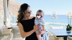 Menikah Oktober 2020, Nikita Willy melahirkan anak pertamanya, Baby Izz pada April 2022. Sejak hamil hingga sudah dikaruniai anak, artis berusia 28 tahun ini memang sering jalan-jalan mulai dari dalam negeri hingga luar negeri. OOTD-nya pun tak lepas dari perhatian karena selalu modis. Kenakan dress simpel warna hitam, dan kompak dengan Baby Izz pakai kacamata, ibu dan anak ini ramai dipuji. (Liputan6.com/IG/@nikitawillyofficial94)