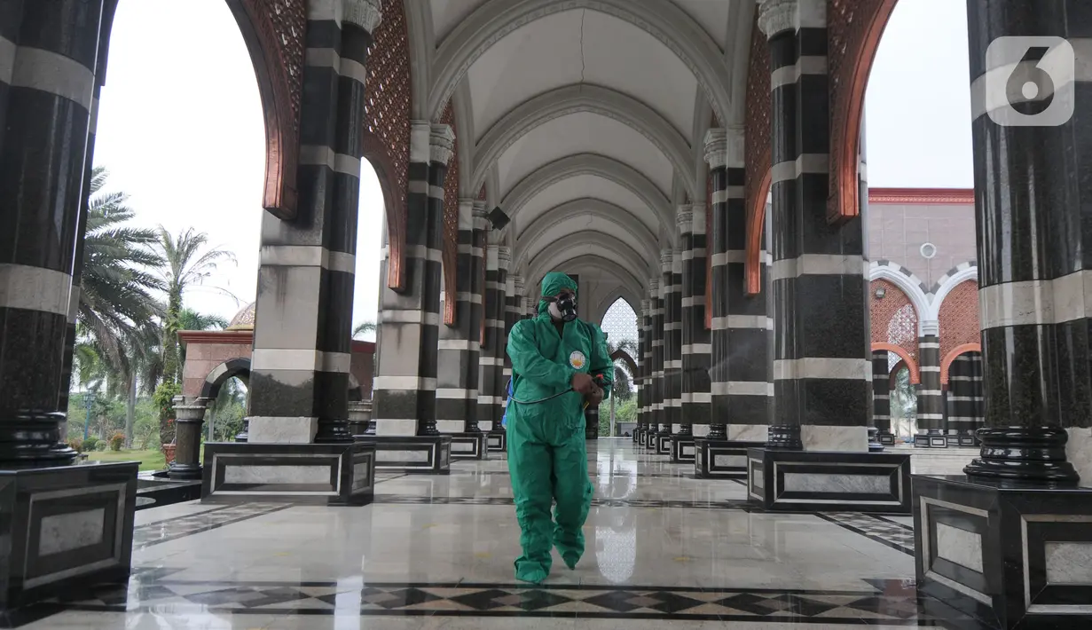 Petugas menyemprotkan disinfektan ketika melakukan sterilisasi di Masjid Kubah Emas, Depok, Rabu (12/5/2021). Penyemprotan dilakukan sebagai antisipasi penyebaran virus corona Covid-19 di masjid yang akan digunakan untuk pelaksanaan salat Idul Fitri 1442 Hijriah esok hari. (merdeka.com/Arie Basuki)