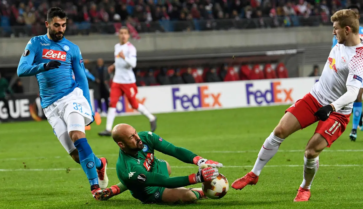 Kiper Napoli, Pepe Reina berusaha menangkap bola tendangan pemain RB Leipzig, Timo Werner saat bertanding pada laga leg kedua 32 besar Liga Europa di Red Bull Arena, (22/2). Napoli tersingkir karena kalah agresivitas gol tandang. (AP Photo / Jens Meyer)