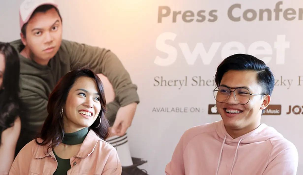 "Ya itu tantangannya, aku kan gak biasa nge-dance tapi di Sweet Talk ini emang harus nyanyi sambil nge-dance. Ditambah liriknya pakai bahasa Inggris, ya kita cocokin dulu baik pengucapan sama aransemen dan dance," kata Rizky. (Deki Prayoga/Bintang.com)