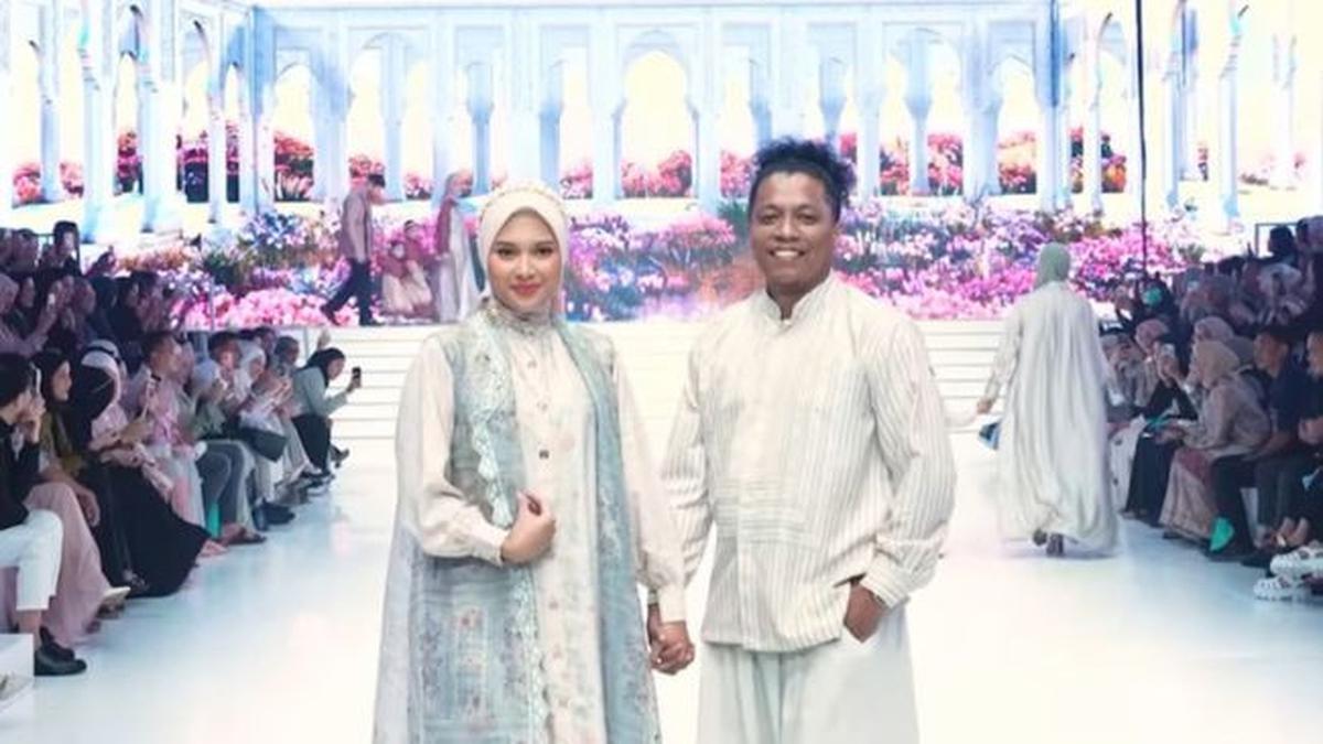 4 Potret Pasutri Arie Kriting dan Indah Permatasari Debut Bareng di Fashion Show, Memukau di Runway