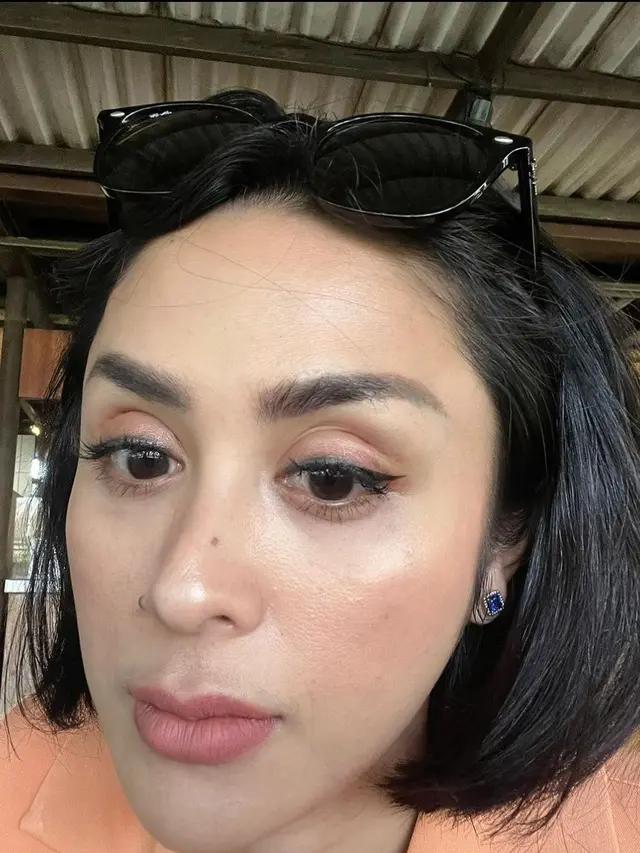 Selvi Kitty Oplas Kelopak Mata