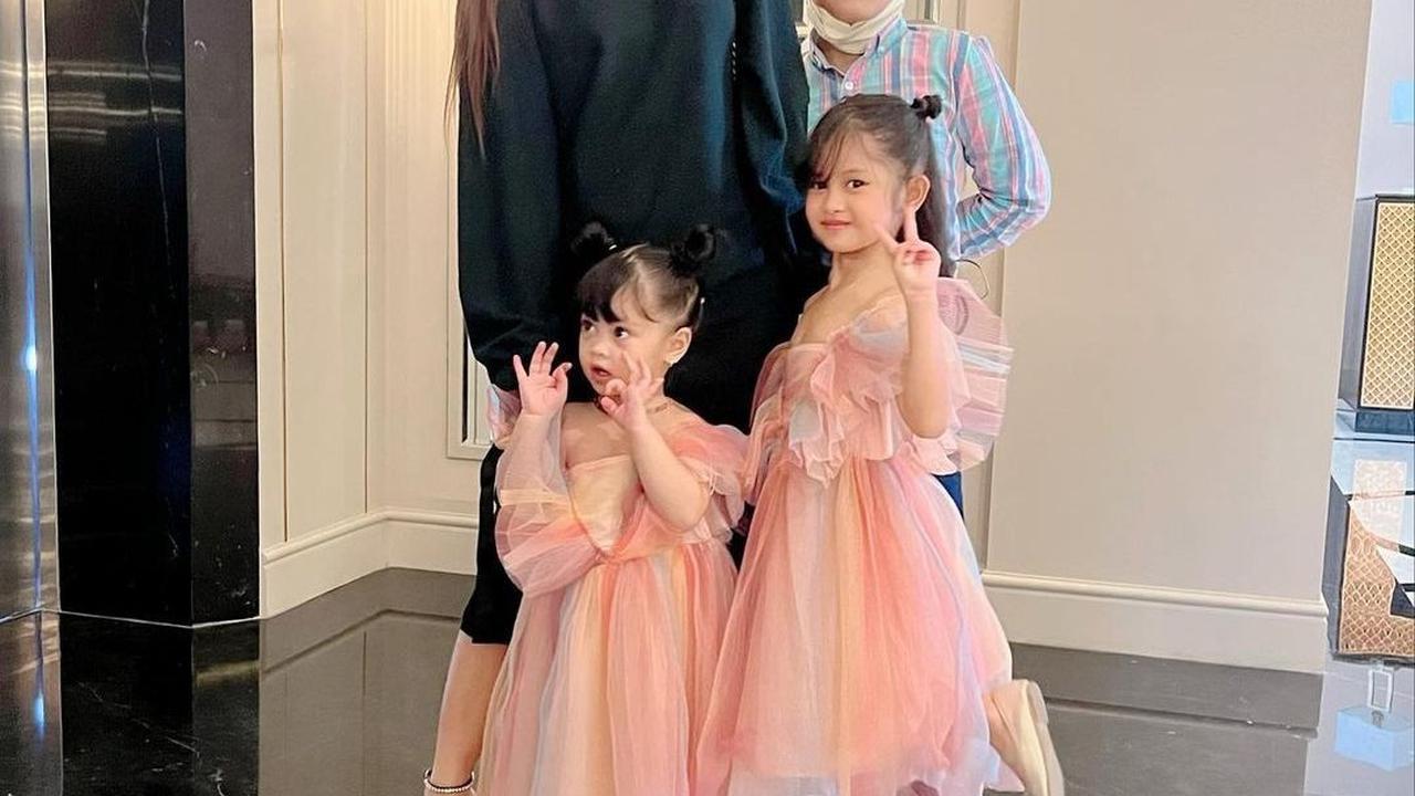 Perankan Tokoh Antagonis di Satu Cinta Dua Hati, Intip Potret Eva Anindita Zachrie saat Momong Anak