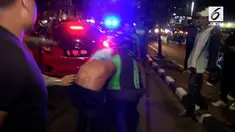 Petugas Polsek Tamansari kesulitan mengevakuasi 2 pelaku penjambretan yang menjadi bulan-bulanan massa.