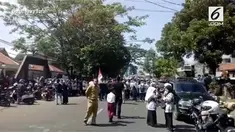 Ribuan guru honorer di kabupaten Garut Jawa Barat menggelar aksi demonstrasi di depan gedung  DPRD.