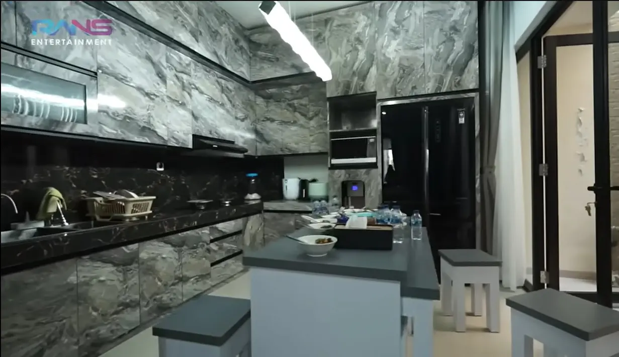 <p>Rumah dua lantai tersebut tampak nyaman dan sudah terisi barang-barang. Menurut Merry, rumahnya tersebut tidak jauh dari kediaman Raffi. Hanya butuh waktu sekitar lima menit. [Youtube/Rans Entertainment]</p>