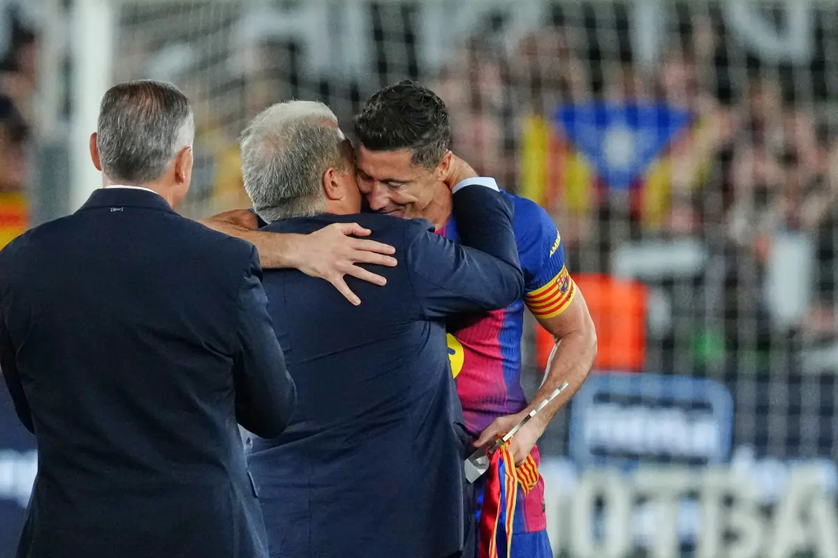Foto: Tak Kuasa Menahan Air Mata, Robert Lewandowski Pamit dari Barcelona