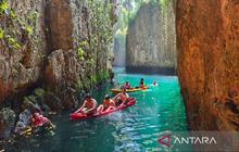 Menjelajahi Eksotisme Danau Payau di Goa Gumantung Maratua, Fenomena Geologi Langka Kaltim