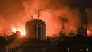 Sepanjang Senin malam, Israel terus menggempur Gaza lewat udara. Sejumlah bangunan sipil seperti masjid sampai tenda pengungsian menjadi sasaran. (MAHMUD HAMS/AFP)