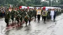 Jenazah korban jatuhnya helikopter di Poso tiba TMP Kalibata, Jakarta, Selasa (22/3). Sebelumnya dilangsungkan upacara pelepasan jenazah yang dipimpin oleh Presiden Jokowi di Lanud Halim Perdana Kusuma. (Liputan6.com/Yoppy Renato)