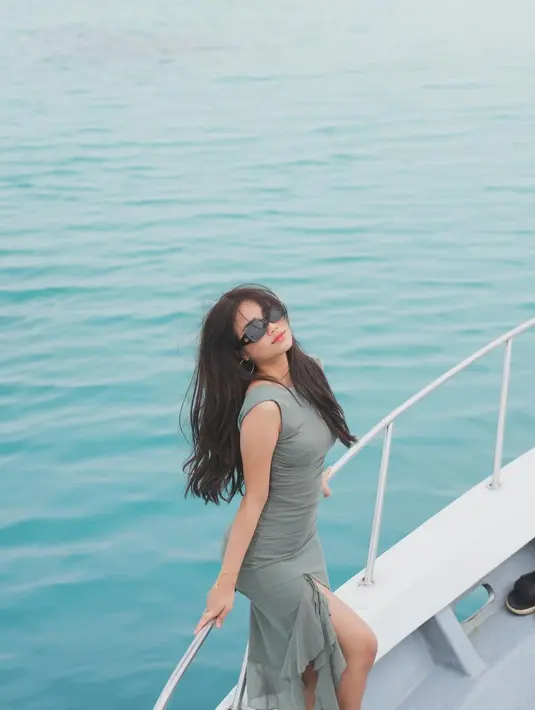 Fuji yang sekarang memiliki rambut panjang membiarkan rambutnya tergerai begitu saja. Fuji menambahkan sunglasses yang menjadi pemanis pada keseluruhan penampilannya. [Foto: Instagram/fuji_an]